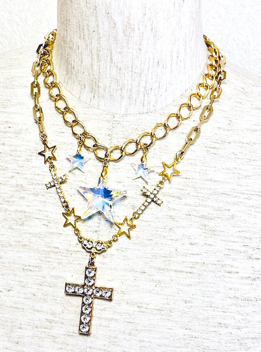 15LOVE4's tweet photo. 妃咲劇団✨妃咲繚　座長✨💖

繚座長がオーダーのドレスハウスフェアリーのネックレス披露💓

星型オーロラスワロフスキー、クロスなどにクリスタルスワロフスキー、オープンスター、高級チェーン、オシャレギランギラン✨💓

大人気のドレスハウスフェアリーの各種アクセサリーは絶賛オーダー受付中❣️ https://t.co/AxGZD8IobI