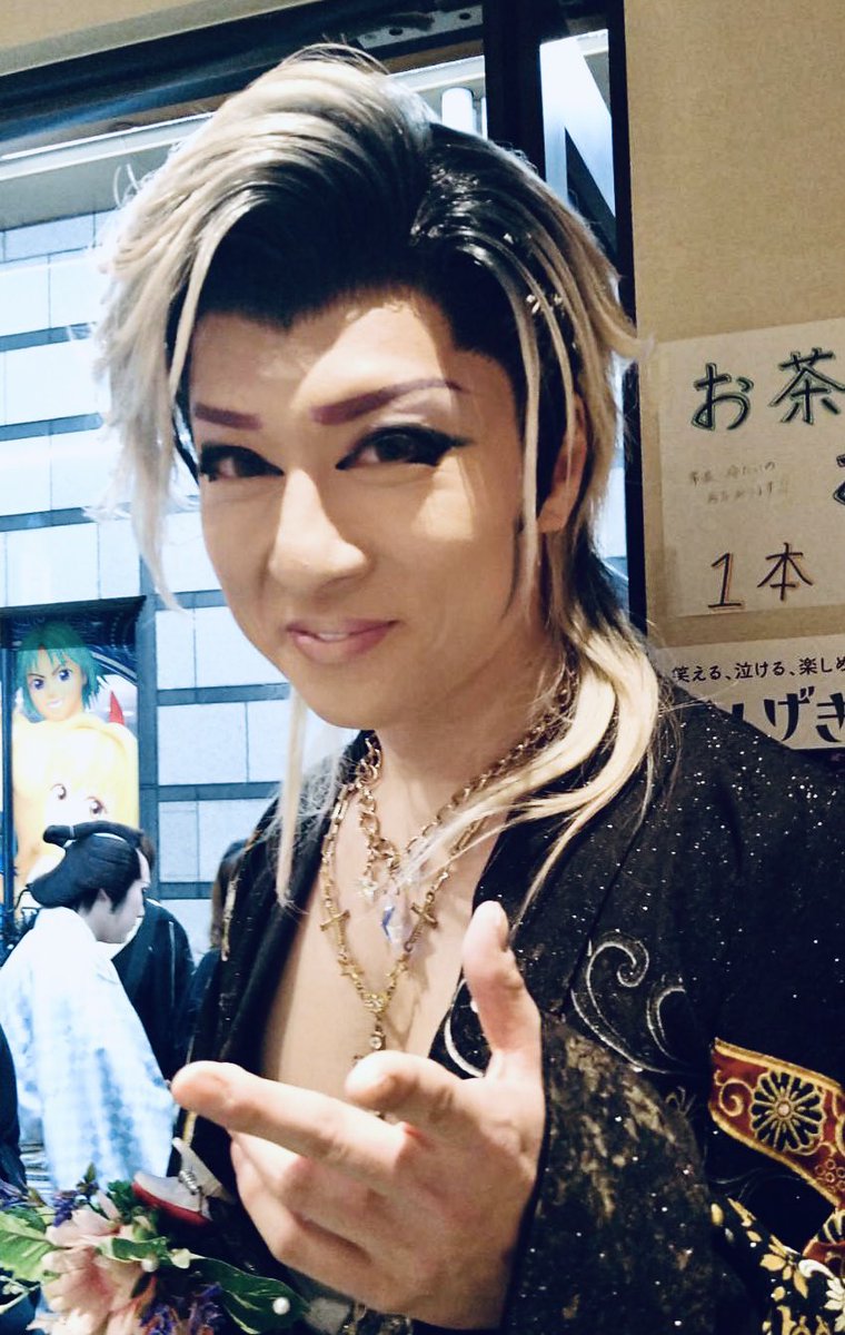 15LOVE4's tweet photo. 妃咲劇団✨妃咲繚　座長✨💖

繚座長がオーダーのドレスハウスフェアリーのネックレス披露💓

星型オーロラスワロフスキー、クロスなどにクリスタルスワロフスキー、オープンスター、高級チェーン、オシャレギランギラン✨💓

大人気のドレスハウスフェアリーの各種アクセサリーは絶賛オーダー受付中❣️ https://t.co/AxGZD8IobI