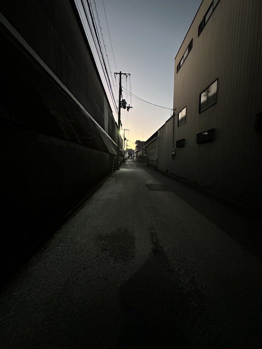 HiroTakeuchi's tweet photo. Alley in factory area.
#factoryarea
#alley
#dusk
#工場地帯
#路地
#夕暮れ
#夕暮れ時 https://t.co/mCypXiIoM0