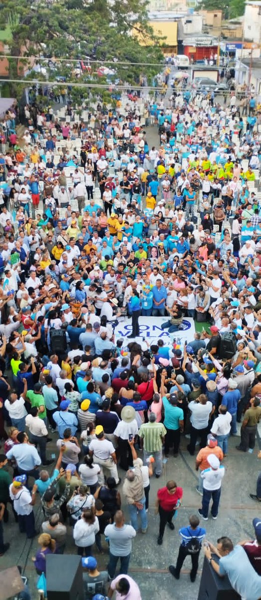 RGarciaMarvez's tweet photo. Gran concentración en la urbanización La Isabelica de Valencia con @MariaCorinaYA. De nada le sirvió al régimen la intervención del Colegio de Abogados del estado Carabobo... En tan solo veinticuatro horas se concentraron cerca de 1.500 personas. @VenteVenezuela @VenteCarabobo https://t.co/O2cA6QJqVh