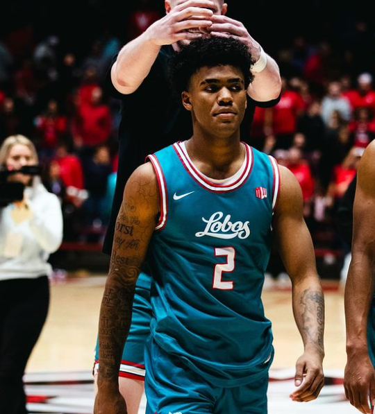 Donovan Dent doing it all in UNM's win⬇️ 24 points 7 assists 9-14 FG 3 stocks No Jamal Mashburn or Jaelen House tonight, no problem. Donovan has been on a tear this year - up to 18.5 ppg & 7 apg after putting up 5.6 ppg & 2.3 apg as a freshman last year📈