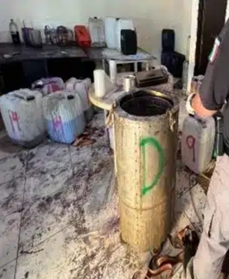 Halcon1072's tweet photo. En un domicilio del poblado de San Lorenzo Nuevo #Tabala #Culiacan #Sinaloa aseguran más de 2 mil pastillas de fentanilo.
Asegurado: 2 mil 30 pastillas de fentanilo, 94 litros de fentanilo líquido, 23 kilos de fentanilo solido, 59 litros de cristal, 6 chalecos y 2 tableteadoras. https://t.co/tAP6w0mlVm