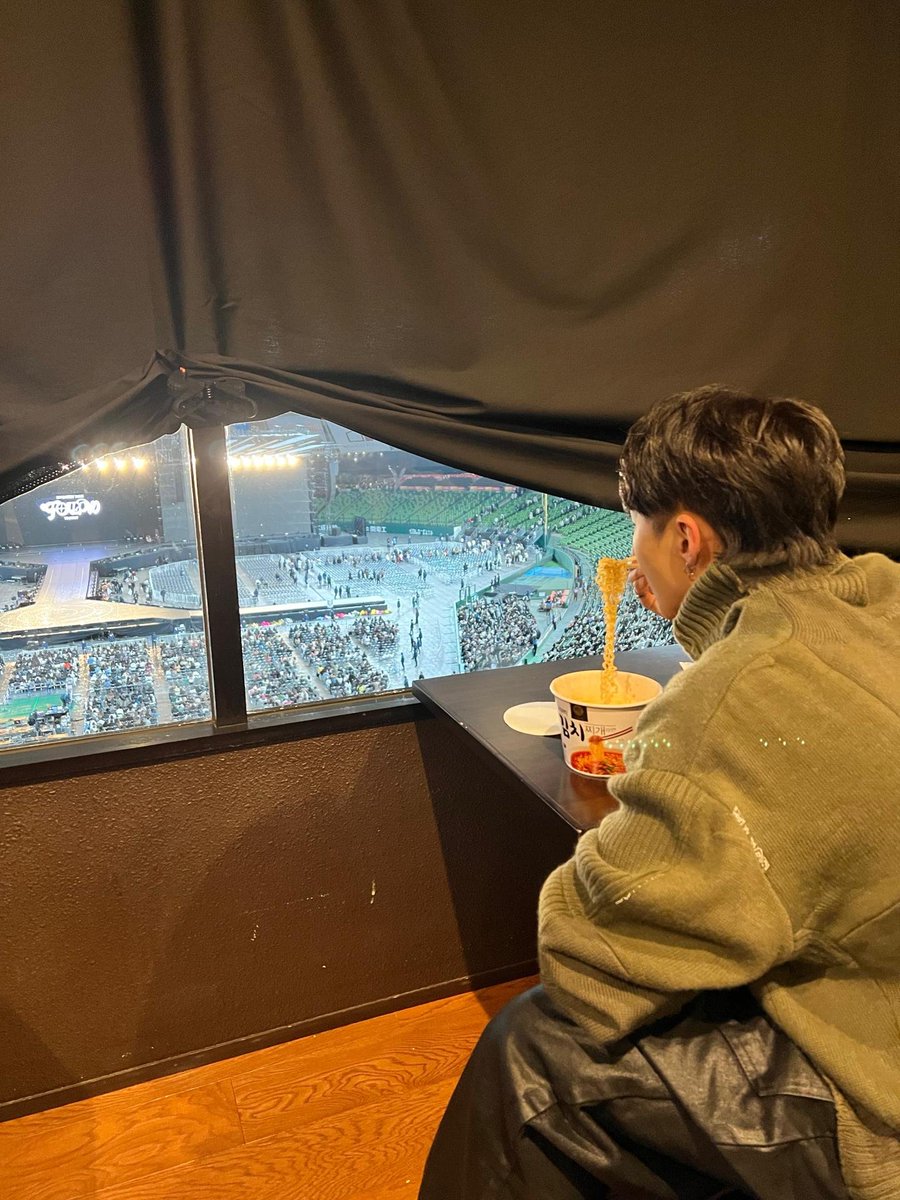 svtcontents's tweet photo. [#WEVERSE POST] 231124 HOSHI #호시 

🐯: after the concert ends
after being close together, running around, and having a happy time with so many carats
i watched carats leaving the concert hall while eating a warm cup ramyeon for the first time and i couldn't take my eyes off of it
i'm just so thankful..
horanghae🐯🧡
🩷🩵💎