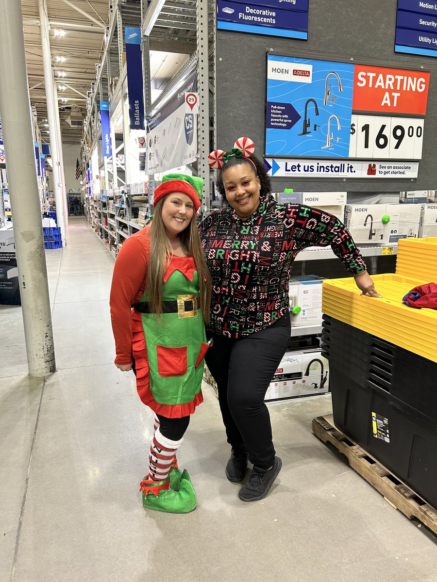 kareneckmann's tweet photo. Another Black Friday down! ❤️❤️ 
@schemeker3 @ryanmoringlowes @SarahollandSh @LRuffin713 @swiggins25 https://t.co/vAKprWXRQP