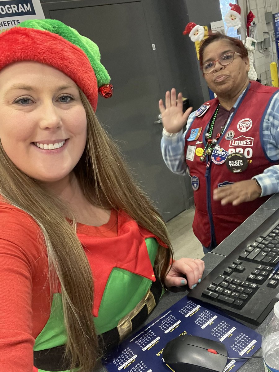 kareneckmann's tweet photo. Another Black Friday down! ❤️❤️ 
@schemeker3 @ryanmoringlowes @SarahollandSh @LRuffin713 @swiggins25 https://t.co/vAKprWXRQP