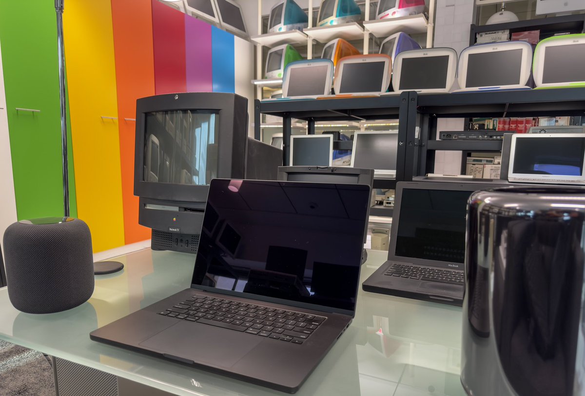 Black Macs are back! 🖤