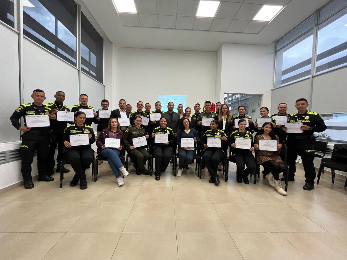 OEA_SegPublica's tweet photo. 73 participantes de Colombia 🇨🇴, Ecuador 🇪🇨 y Perú 🇵🇪 culminaron esta semana los 3 cursos de formación continua s/trata de personas y tráfico ilícito de migrantes en el marco de #PICAD y con el apoyo de #REDPPOL #FLACSO @GAC_Corporate https://t.co/jmKsA5iRmO