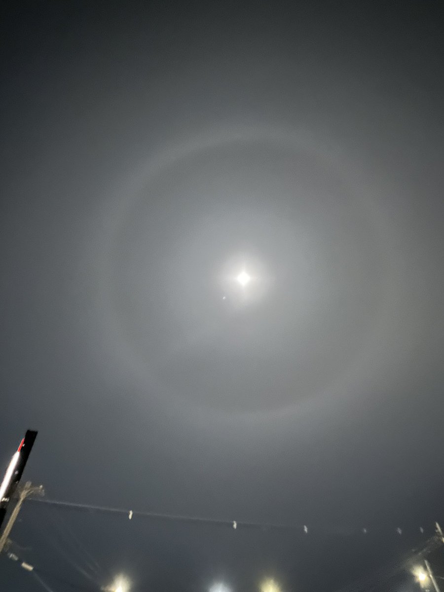 JaclynMarie83's tweet photo. Beautiful lunar halo surrounding Jupiter and the moon in NE Cedar Rapids. 🌝 #lunarhalo #iowawx #iowaweather #moon @KCRG_FirstAlert @Joe_Winters @janryherdwx @CoreyT_WX @Messierwx @TheErikDean https://t.co/Kjdi38RyR7
