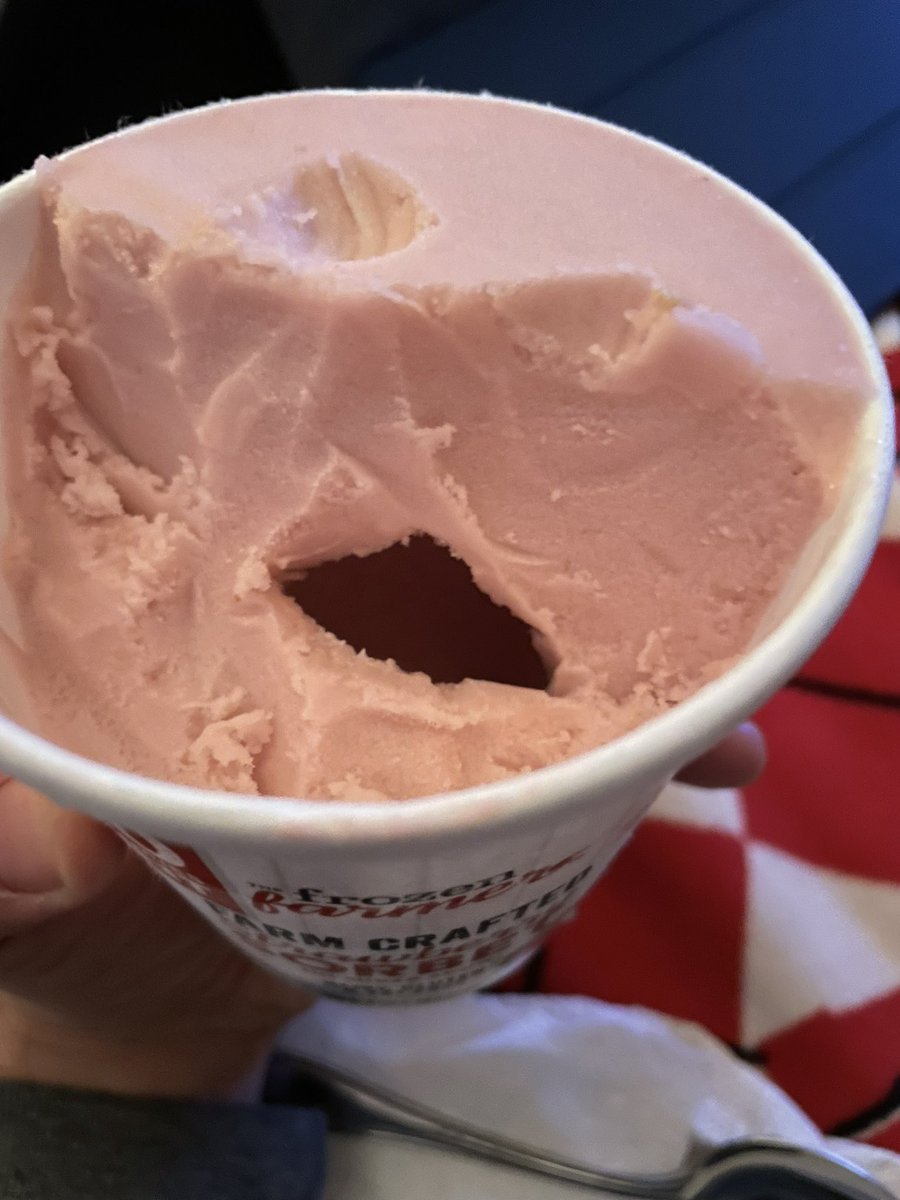 BigMaxwe11's tweet photo. @infothefrozenf1 very disappointing to spend as much as we do on your sorbet to have massive air pockets in the pint. https://t.co/YwXFYZVUTm