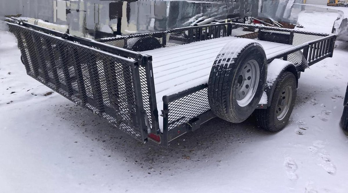 ECSeeds's tweet photo. Missing from Burlington, Co. Diamond  C 14 foot Trailer.  Ammunition box instead of a tool box was on the trailer. If you see it Please contact 911 the Kit Carson County Sheriff. https://t.co/pUA6W1gXlj
