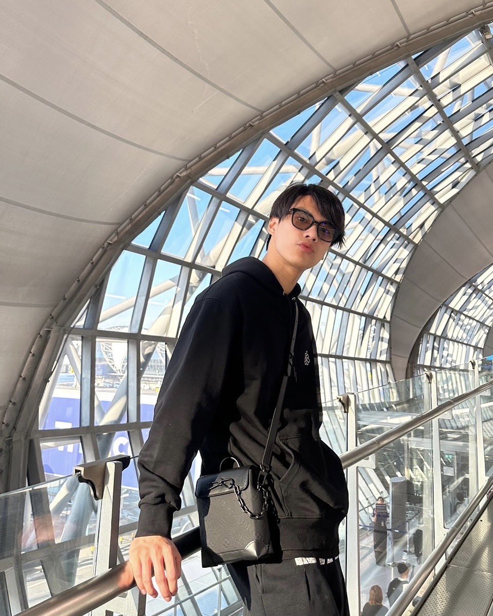 GMMTV's tweet photo. เช้านี้สดใสสุด ๆ เพราะโอมกำลังไปหาทุกคนที่ Yokohama แล้วน้าา 😍 โอมขนความสนุกไปฝากทุกคนแบบเกินร้อยด้วย แล้วเจอกันนะครับ 😘

#OhmreadyforYokohama 
#GMMTV https://t.co/WAwvDldhNw