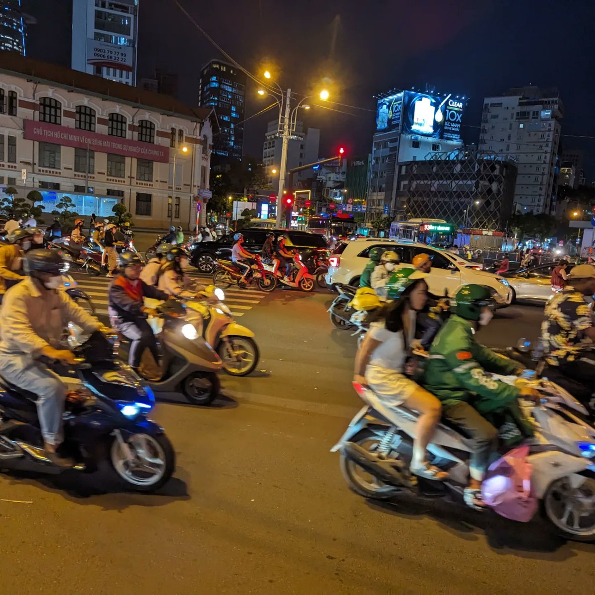 schmidi1963's tweet photo. Saigon bei Nacht https://t.co/7OGFezLlwu