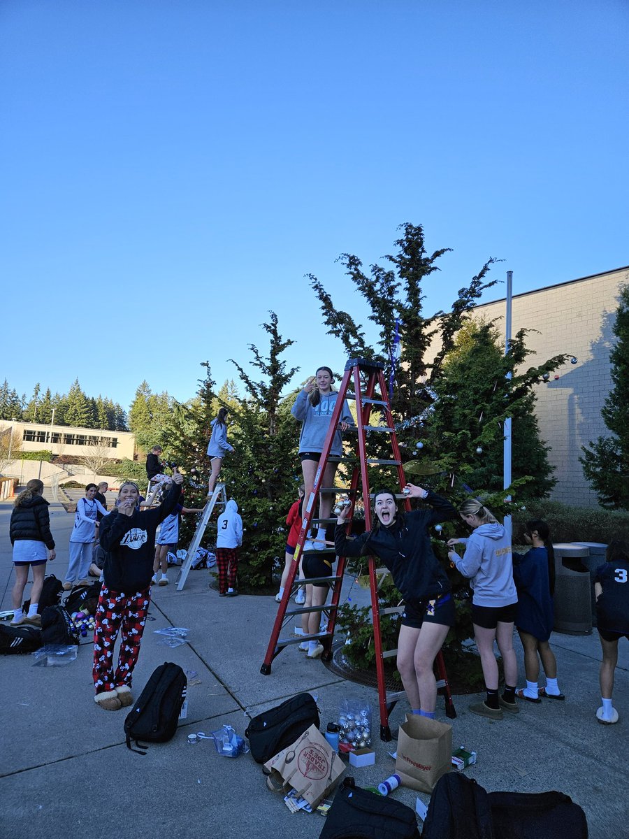 IssyGirlsBBall's tweet photo. Did some on campus holiday fun...today. 3 teams, 3 trees decorated. Little contest. Wonder which group will win?!  Go Eagles! 🤙 https://t.co/RJk8NKEuMW