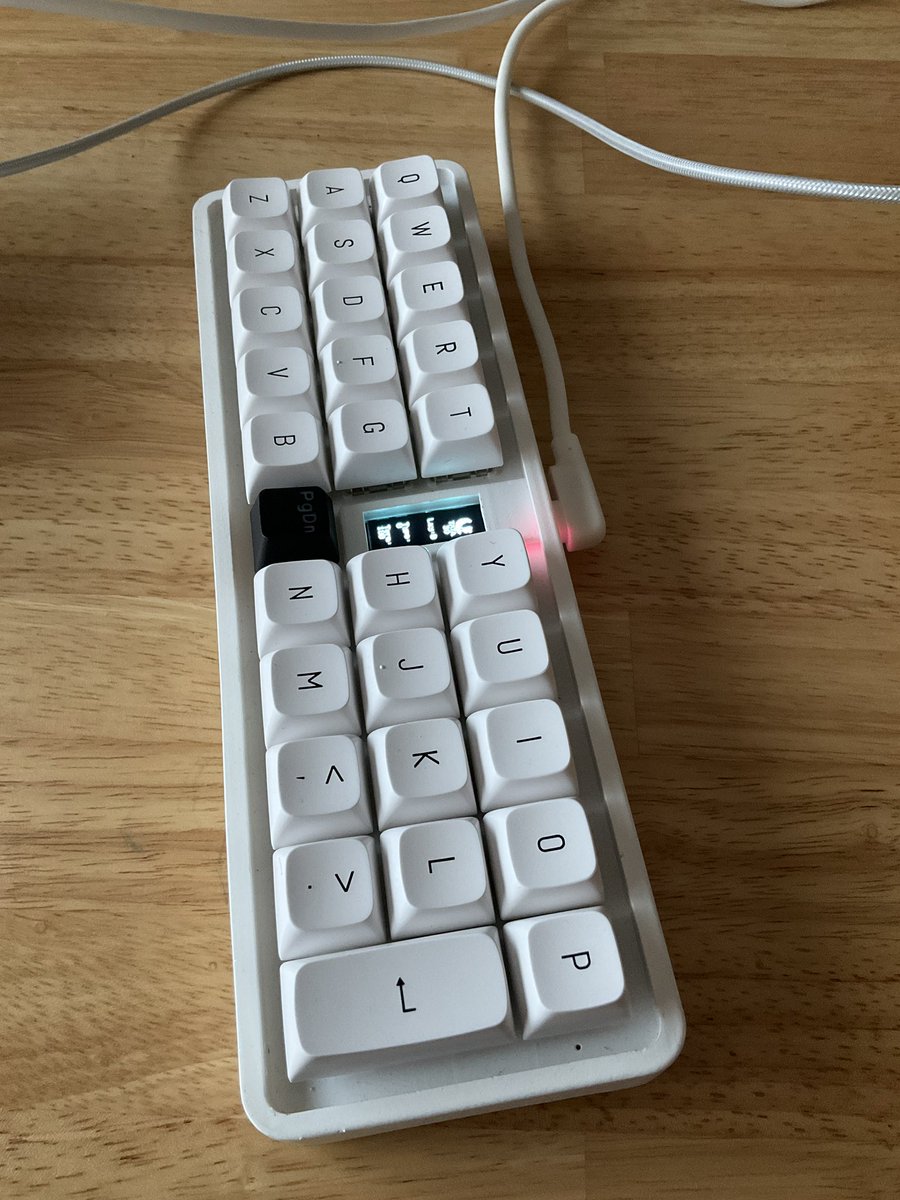 irma_t's tweet photo. キッ���を買い足して、センターキースイッチverを作る。
そこにスペースとバックスペースとレイヤー移動を当てるも親指にとってはちょっと遠い位置に苦戦することに。
#TATA30 https://t.co/aQWEWNqbkP