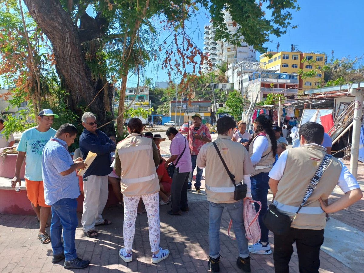 MeyerFalcon's tweet photo. El equipo de @SEDATU_mx recorrió hoy más de 40 mercados públicos en Acapulco.

Platicamos con locatarios y locatarias para tener un diagnóstico integral y tener una estrategia de reconstrucción completa. Cerramos el día compartiendo las experiencias de cada brigada. https://t.co/Xm1Rf7pnWB