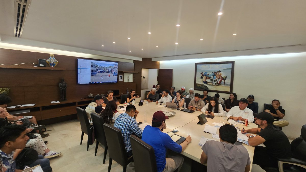 MeyerFalcon's tweet photo. El equipo de @SEDATU_mx recorrió hoy más de 40 mercados públicos en Acapulco.

Platicamos con locatarios y locatarias para tener un diagnóstico integral y tener una estrategia de reconstrucción completa. Cerramos el día compartiendo las experiencias de cada brigada. https://t.co/Xm1Rf7pnWB