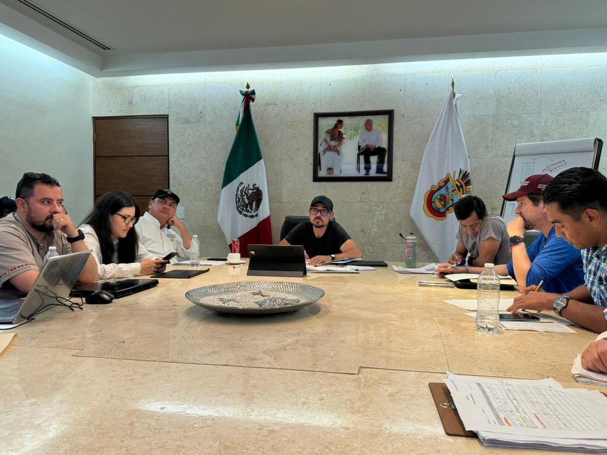MeyerFalcon's tweet photo. El equipo de @SEDATU_mx recorrió hoy más de 40 mercados públicos en Acapulco.

Platicamos con locatarios y locatarias para tener un diagnóstico integral y tener una estrategia de reconstrucción completa. Cerramos el día compartiendo las experiencias de cada brigada. https://t.co/Xm1Rf7pnWB
