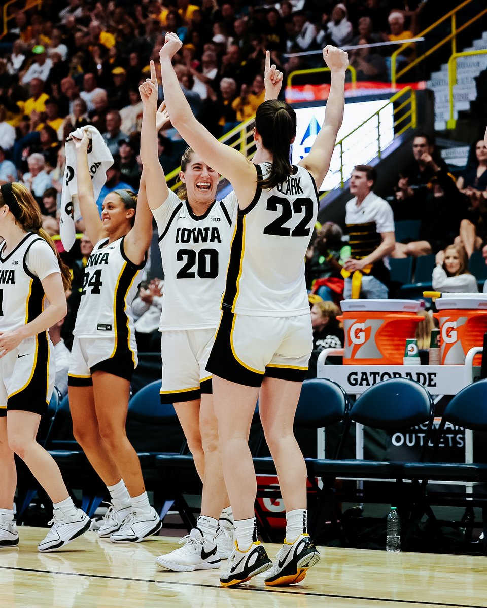 Get you a squad that celebrates 𝐲𝐨𝐮 🤩

The shot ➡️ The celebration

#Hawkeyes