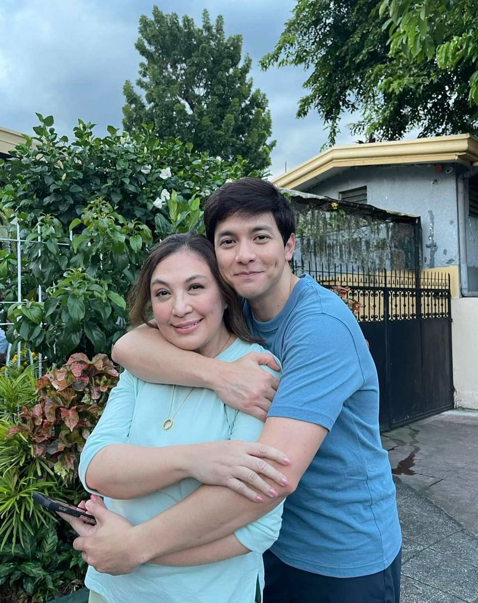 gens_jhadubai's tweet photo. Maaaa @sharon_cuneta12 nakuuuu!!

#FamilyOfTwo
#FOTMallShow
SHARONCUNETAxFAMOFTWO https://t.co/MQVSUeDnqs
