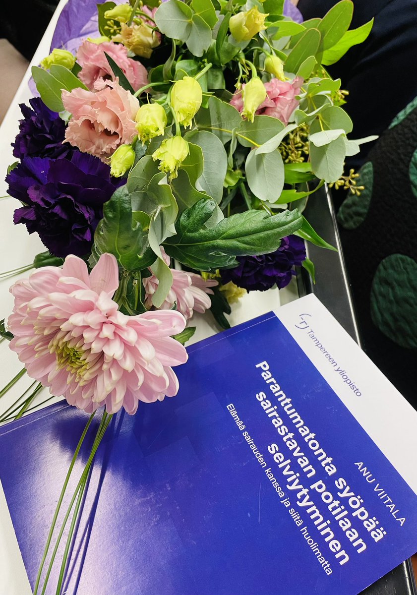 KatjaLuojus's tweet photo. Tutkimuspäällikkö @AnuViitala väitteli eilen tärkeästä aiheesta ja puolusti erinomaisen hyvin tutkimustaan. Upea väitöspäivä huipentui ikimuistoiseen karonkkaan. Onnittelut vielä kerran ja kiitos! 
#tutkimus #väitös #syöpäpotilaat #karonkka #juhla #kokemus @Pirha_fi #tays https://t.co/uOwV0STSOj