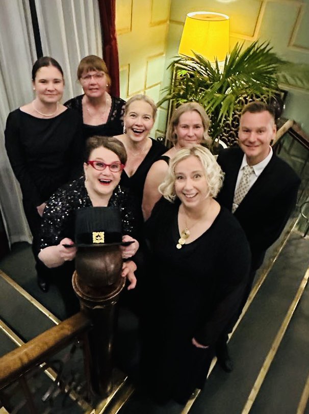 KatjaLuojus's tweet photo. Tutkimuspäällikkö @AnuViitala väitteli eilen tärkeästä aiheesta ja puolusti erinomaisen hyvin tutkimustaan. Upea väitöspäivä huipentui ikimuistoiseen karonkkaan. Onnittelut vielä kerran ja kiitos! 
#tutkimus #väitös #syöpäpotilaat #karonkka #juhla #kokemus @Pirha_fi #tays https://t.co/uOwV0STSOj