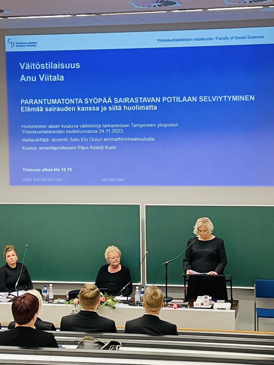 KatjaLuojus's tweet photo. Tutkimuspäällikkö @AnuViitala väitteli eilen tärkeästä aiheesta ja puolusti erinomaisen hyvin tutkimustaan. Upea väitöspäivä huipentui ikimuistoiseen karonkkaan. Onnittelut vielä kerran ja kiitos! 
#tutkimus #väitös #syöpäpotilaat #karonkka #juhla #kokemus @Pirha_fi #tays https://t.co/uOwV0STSOj