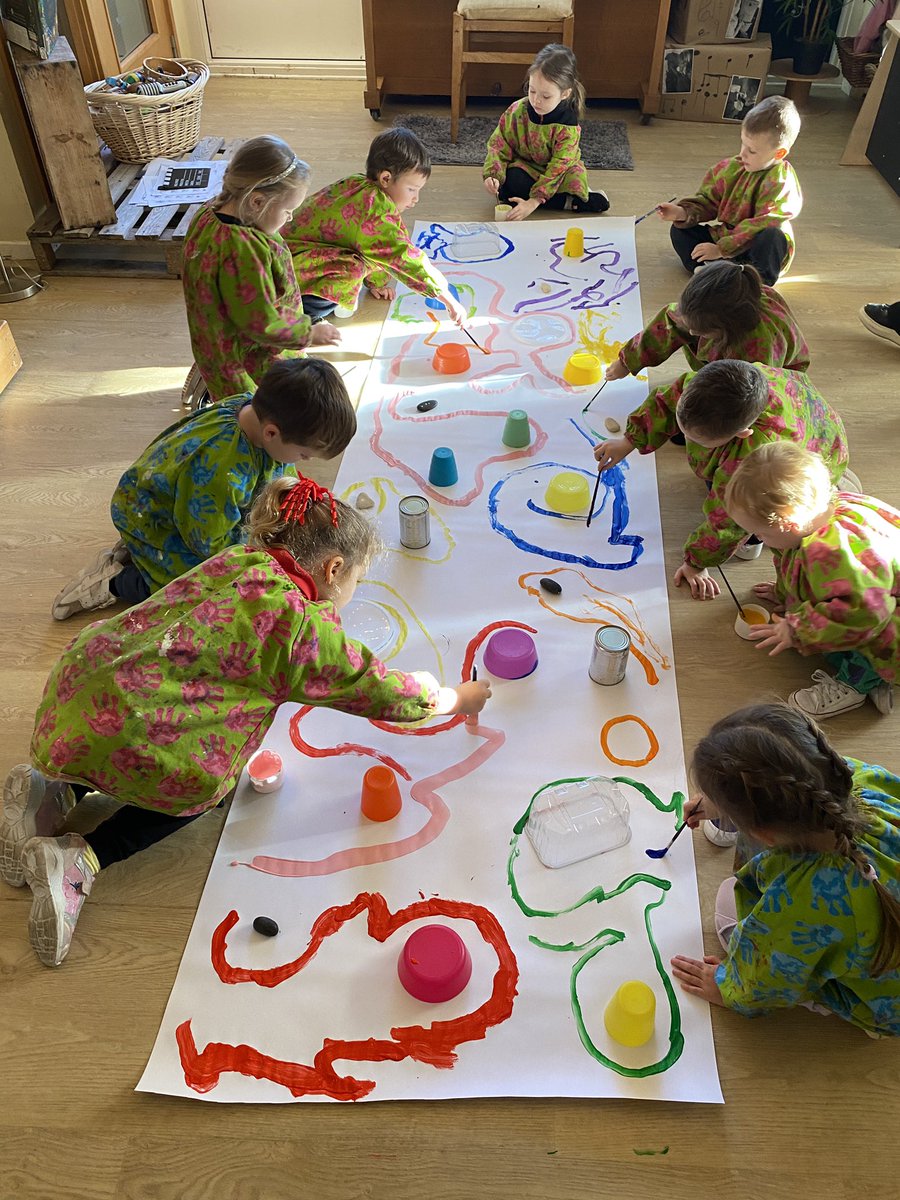 LittleKingfish1's tweet image. The children have loved taking part in another art workshop by @HTullet They worked collaboratively to create a large traffic jam! Once dry, we discussed what you might see from your car window. The children added details such as trees, people, cars, houses etc.. #EYTagteam