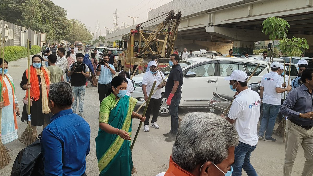 Deven_AMC's tweet photo. Today's S G Highway Cleaning Drive by @AhmedabadAMC  was kick started by Mayor, MLA, @AMCommissioner and other dignitaries  at Pakwan Junction. Various Organisations and large number of Volunteers joined the Drive

#SwachhataHiSeva
 #CleanAmdavad
 #MyCityMyPride 
#SwachhAmdabad https://t.co/hx9VJfdQXa