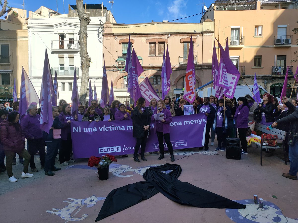 PachecoJpacheco's tweet photo. No descansarem mentrestant les dones segueixin patint les violencies dels homes

No defallirem fins que totes siguin lliures de violencies

#25N
#ExpliquemHo
#JoTincUnaCompanya 
#ShaAcabat
@DonesCCOOCat https://t.co/ITd0ub2ZFs