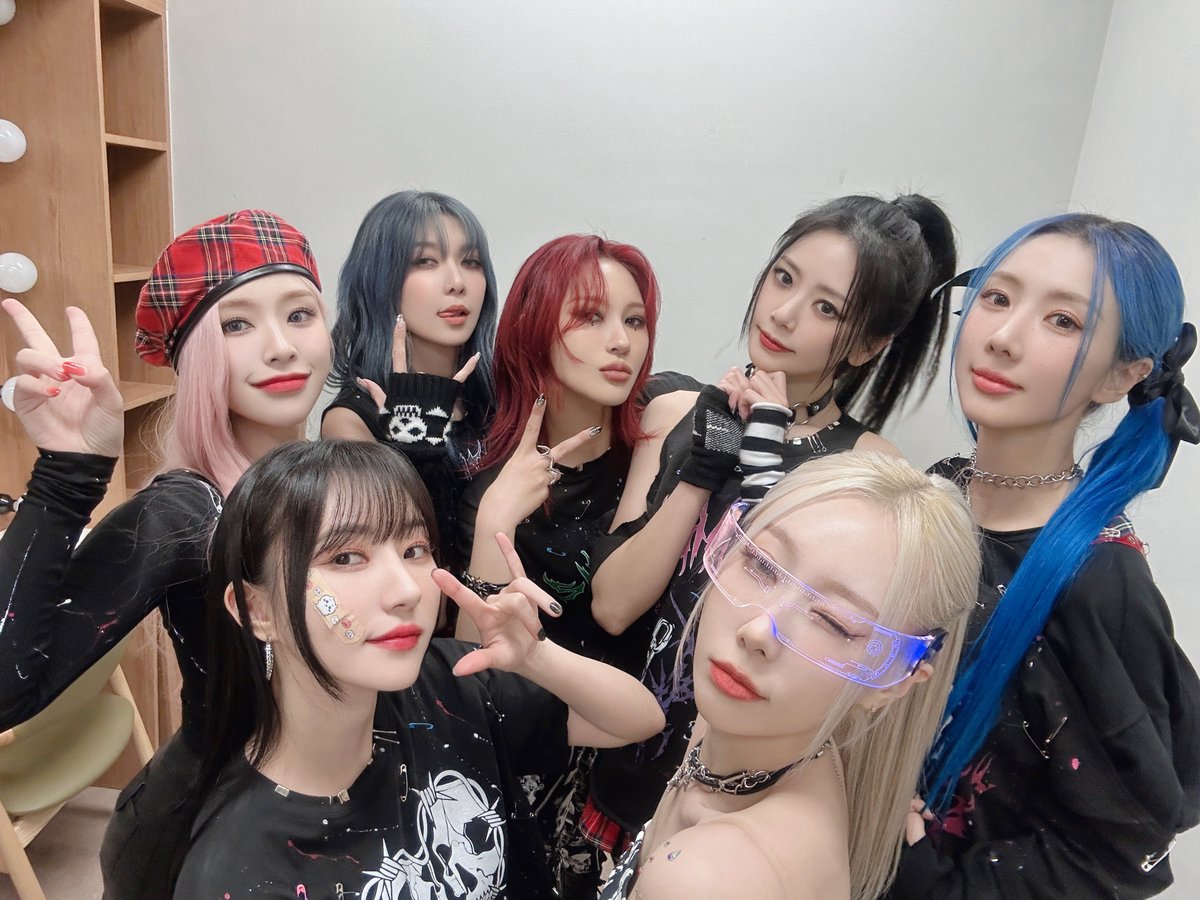 daamilee's tweet photo. OOTD Activities have started 🎇 Let’s spend a hot year-end with our fans. Dress warmly and see you tomorrow~ https://t.co/cEd0Tfn7N6
