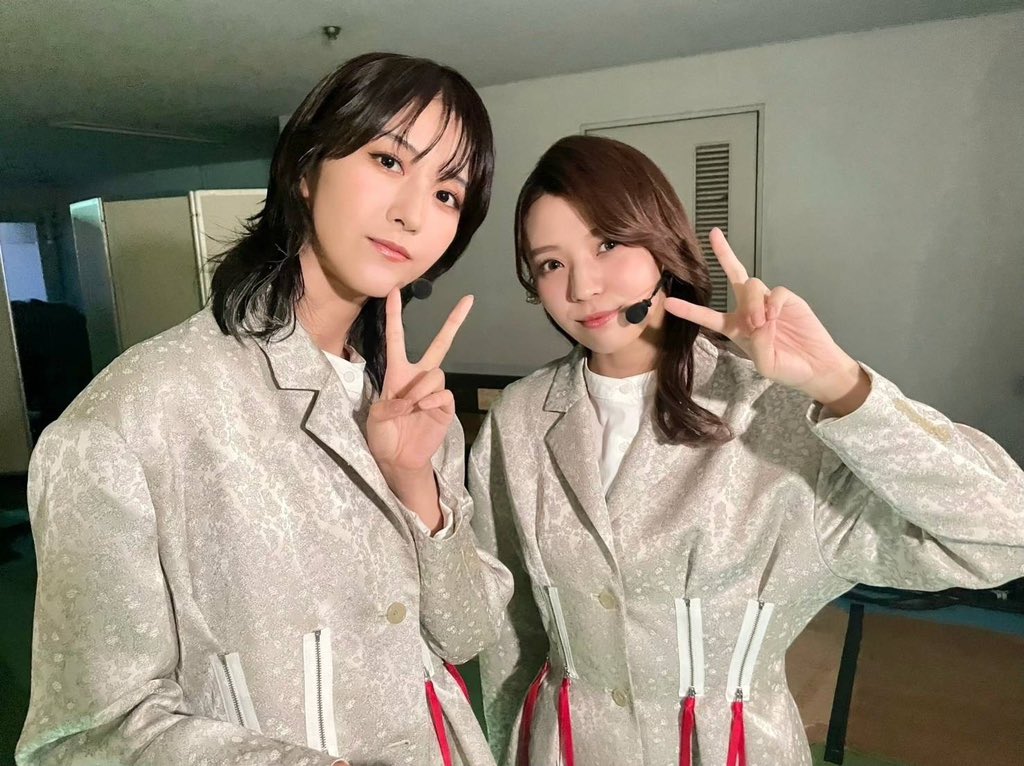 sakurazaka46's tweet photo. 沢山切磋琢磨して支え合いながら過ごしてきた8年間！🌳🌸

最近は何も言わずとも集まって一緒にいる姿をよく見るようになりました〜💟

一期生、減っていくのは寂しいけど絆は本物です。😊

https://t.co/TET5ycfGb9

#土生瑞穂卒業セレモニー
#ユズカ出張版
#櫻坂3rdアニラ
#櫻坂46 https://t.co/Cet4JUI1LG