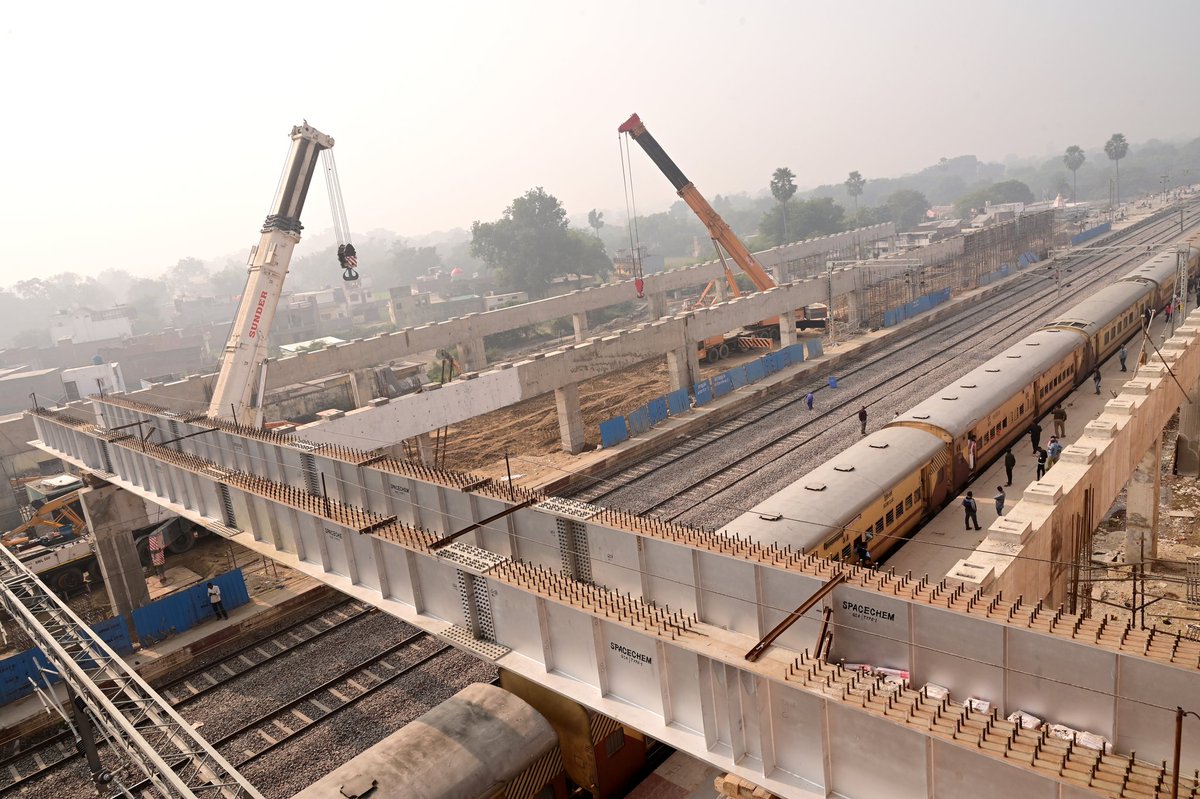RailMinIndia's tweet photo. Moving away from conventional deck slabs, 128m wide girder was launched for construction of air concourse over platforms at Uttar Pradesh’s Ayodhya station. Spanning 58m, this concourse will harbour modern amenities like retail shop, cafeteria in one place. @RITESLIMITED https://t.co/JqsC8r9THP