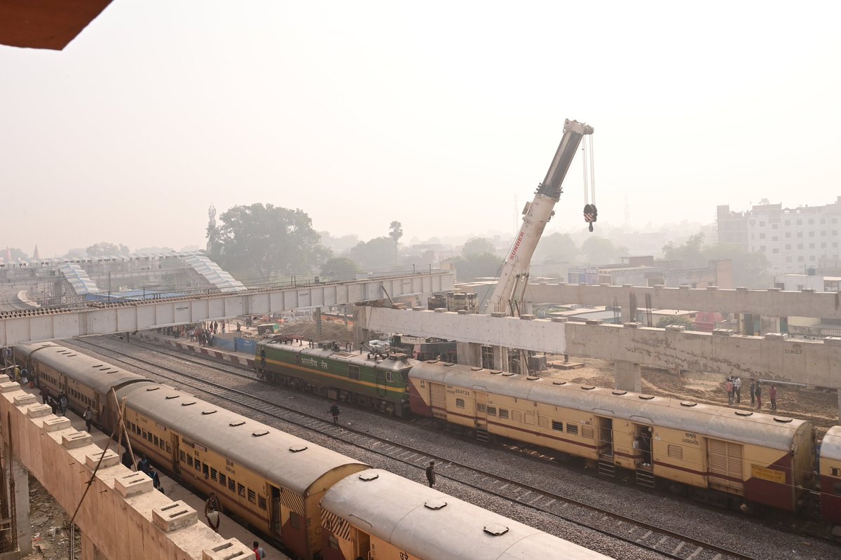 RailMinIndia's tweet photo. Moving away from conventional deck slabs, 128m wide girder was launched for construction of air concourse over platforms at Uttar Pradesh’s Ayodhya station. Spanning 58m, this concourse will harbour modern amenities like retail shop, cafeteria in one place. @RITESLIMITED https://t.co/JqsC8r9THP
