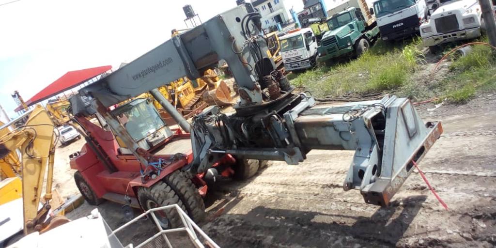 FOREIGN USED 45 TONS KALMAR REACH STACKER ( CONTAINER HANDLER ) FOR SALE. Location Lagos. Price #240m asking. Call/WhatsApp 07068621006. @Gidi_Traffic @_NiyiDaniels @UNCLE_AJALA @UncleMohamz @Neniger1 @Ph_uberguy @Realoilsheikh @ABUJAPLUG @el_uthmaan @oil_shaeikh @moderate_ustaz