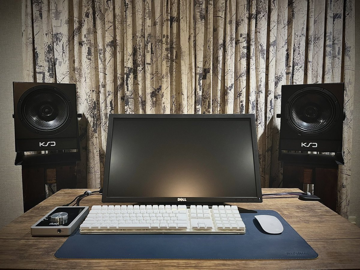 KimuraKeiichiro's tweet photo. 数日他のスピーカーを使っていたのですが、
KSD C8に戻ってみて、情報量の多さと奥行き感にビックリしました。
改めて感動です!
制作も音楽を聴くのも発見が増えて断然楽しくなりますね!
#KSD #KSDigital #C8 #C8Reference
#モニタースピーカー
#studioequipment #スタジオイクイプメント
#ikII https://t.co/owIpmRCRLr