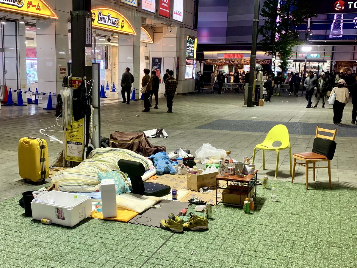 MamuanBkk's tweet photo. 午前0時近くのトー横界隈。

我々が行った日にも多くのトー横キッズたちが奇声を発したり、10代20代のホームレスが広場のど真ん中で寝ていた。

歌舞伎町はいつの時代も光と影が入り混じった場所だと改めて痛感した。

#日本一時帰国
#歌舞伎町
#トー横 https://t.co/Lp0L0e5U7W