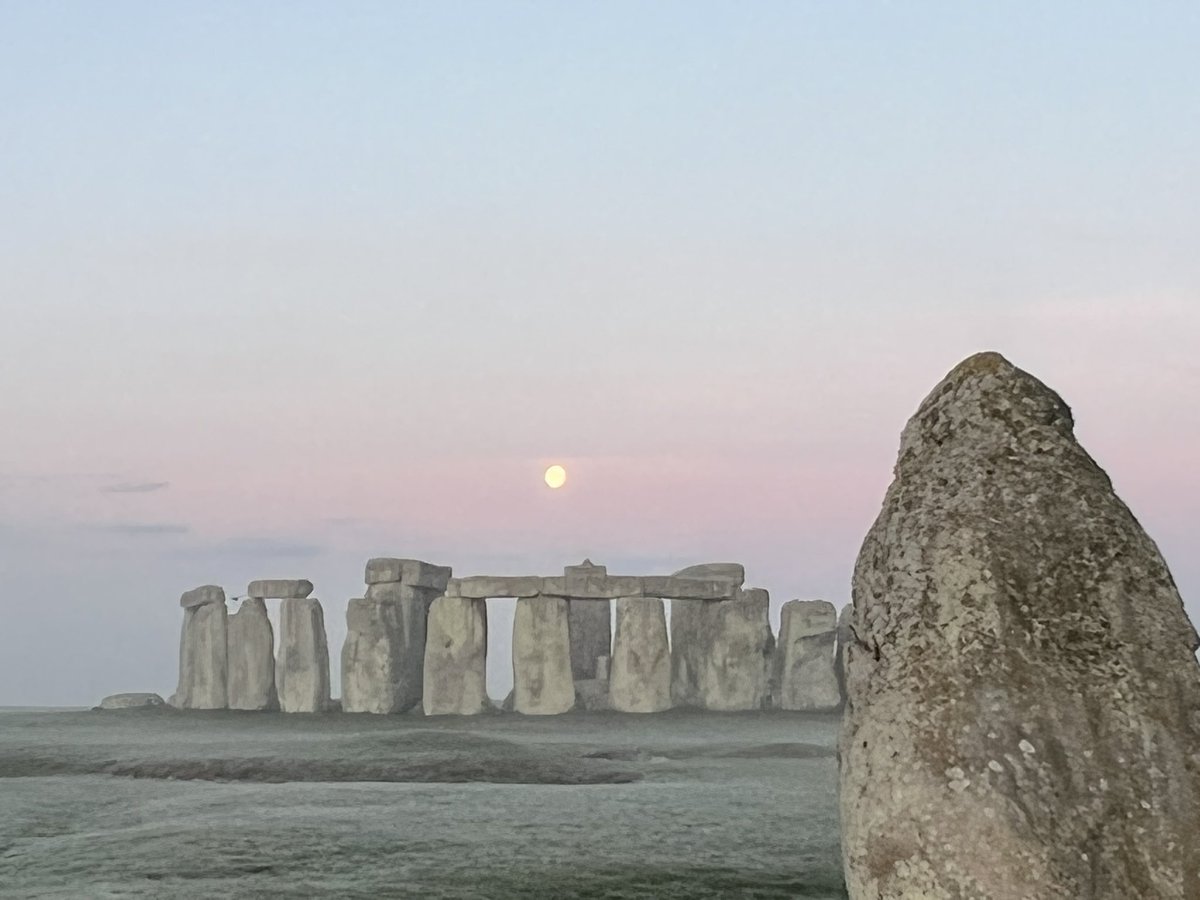 ST0NEHENGE's tweet photo. Sunrise at Stonehenge today (25th November) was at 7.40am, sunset is at 4.05pm ☀️🌖❄️ https://t.co/4645uLyQme