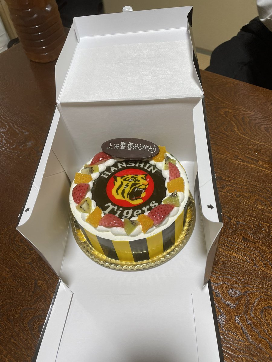 74Tatsu's tweet photo. ジャ〜ン
虎吉の恩師の為に用意しましたー!
あの世で喜んでくれてるかな?
ちなみにこのケーキ屋さんはあの原辰徳さんの…
詳しくはインスタへ急げ💨💨💨
#CAKEEXPRESS https://t.co/hjhVE079MG