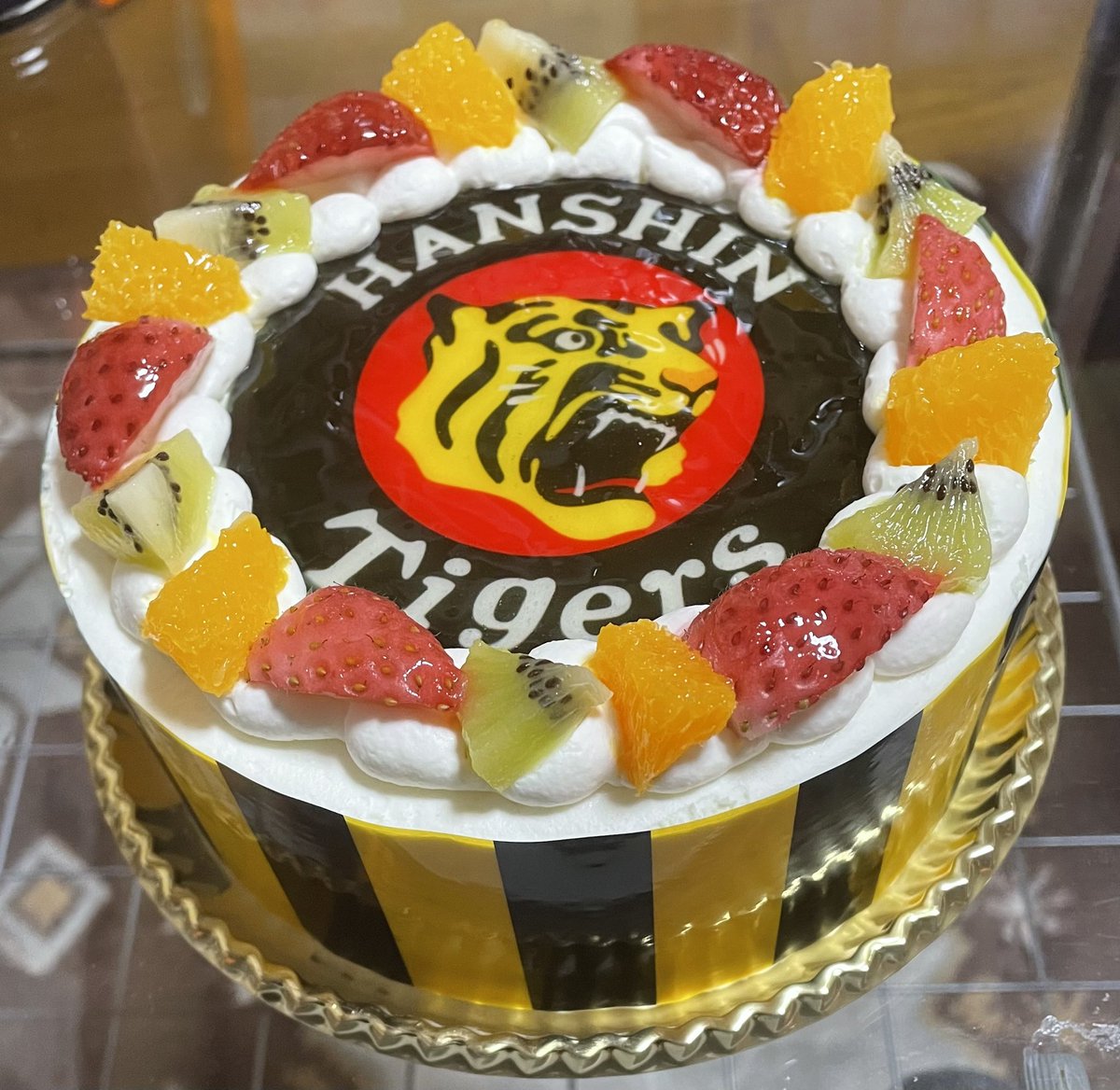 74Tatsu's tweet photo. ジャ〜ン
虎吉の恩師の為に用意しましたー!
あの世で喜んでくれてるかな?
ちなみにこのケーキ屋さんはあの原辰徳さんの…
詳しくはインスタへ急げ💨💨💨
#CAKEEXPRESS https://t.co/hjhVE079MG