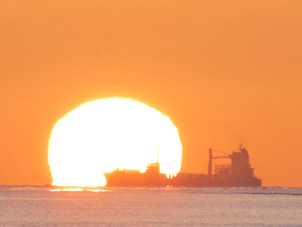 xusvalencia's tweet photo. #buenosdías #amanecer #25Nov
Así de espectacular ha despertado hoy el #mediterráneo 🌊
Siempre bonito 💙 #regalos
Efecto óptico #SolOmega 🌅 Ω 🚢
📍Playa de la Malvarrosa #Valencia
#mediterráneoenvivo @apuntoratge
#cielosESA #DespertarPlanetario https://t.co/BUailwnkvK