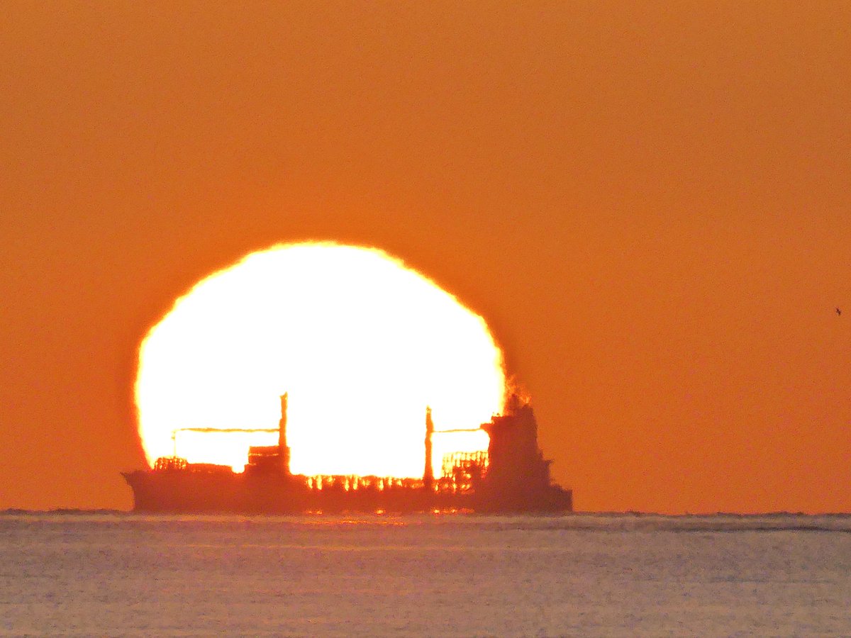 xusvalencia's tweet photo. #buenosdías #amanecer #25Nov
Así de espectacular ha despertado hoy el #mediterráneo 🌊
Siempre bonito 💙 #regalos
Efecto óptico #SolOmega 🌅 Ω 🚢
📍Playa de la Malvarrosa #Valencia
#mediterráneoenvivo @apuntoratge
#cielosESA #DespertarPlanetario https://t.co/BUailwnkvK