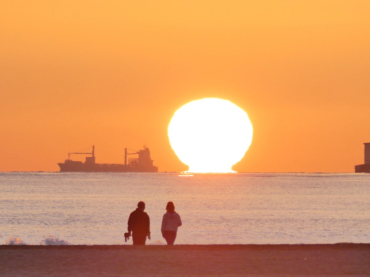 xusvalencia's tweet photo. #buenosdías #amanecer #25Nov
Así de espectacular ha despertado hoy el #mediterráneo 🌊
Siempre bonito 💙 #regalos
Efecto óptico #SolOmega 🌅 Ω 🚢
📍Playa de la Malvarrosa #Valencia
#mediterráneoenvivo @apuntoratge
#cielosESA #DespertarPlanetario https://t.co/BUailwnkvK