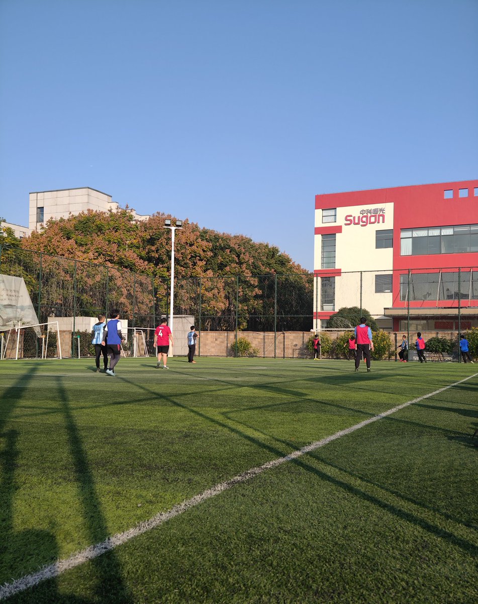 跑不动，
以前两小时一点事没有，现在半小时就GG了。
熬夜熬太多了。😭😭