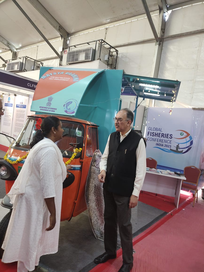Union Secretary, Department of Fisheries, Dr. Abhilaksh Likhi, visited an exhibition stall at #GFCIndia2023 and the exhibitor explained about Matsya Vahini refrigerant vehicle promoting cold chain technology in post harvest fishery sector. #FishForFuture #PMMSY #MSJA