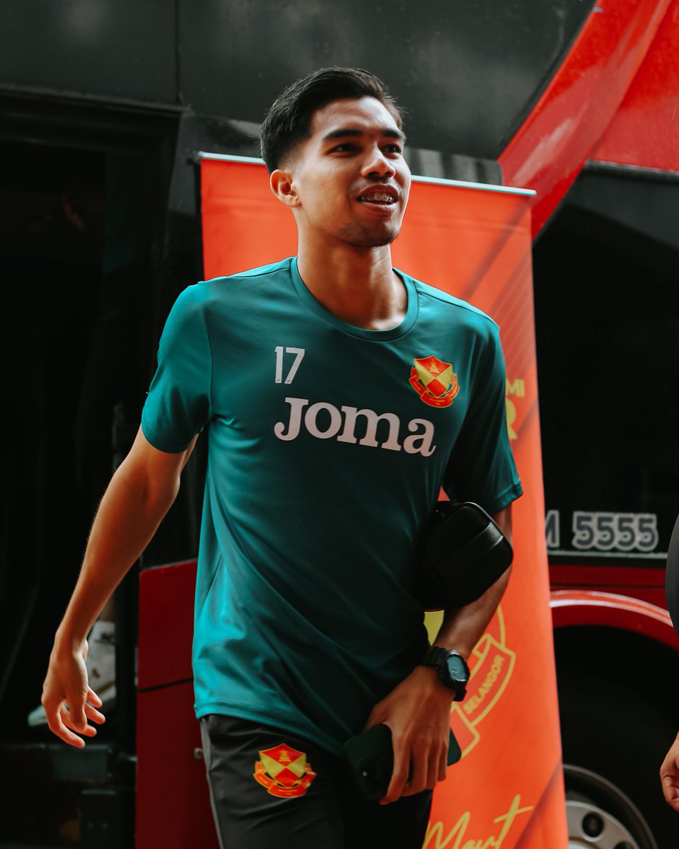 selangorfc's tweet photo. Pemain-pemain #GergasiMerah telah tiba! Sudahkah anda bersedia wahai pemain ke-12? โค๏ธ๐
๐๏ธ Anda masih boleh membuat pembelian tiket perlawanan #SELPRK melalui pautan di bio kami. RM5 daripada setiap tiket yang terjual untuk perlawanan ini akan disumbangkan ke Global Sadaqah.๐๐ https://t.co/78fw4SS9U0