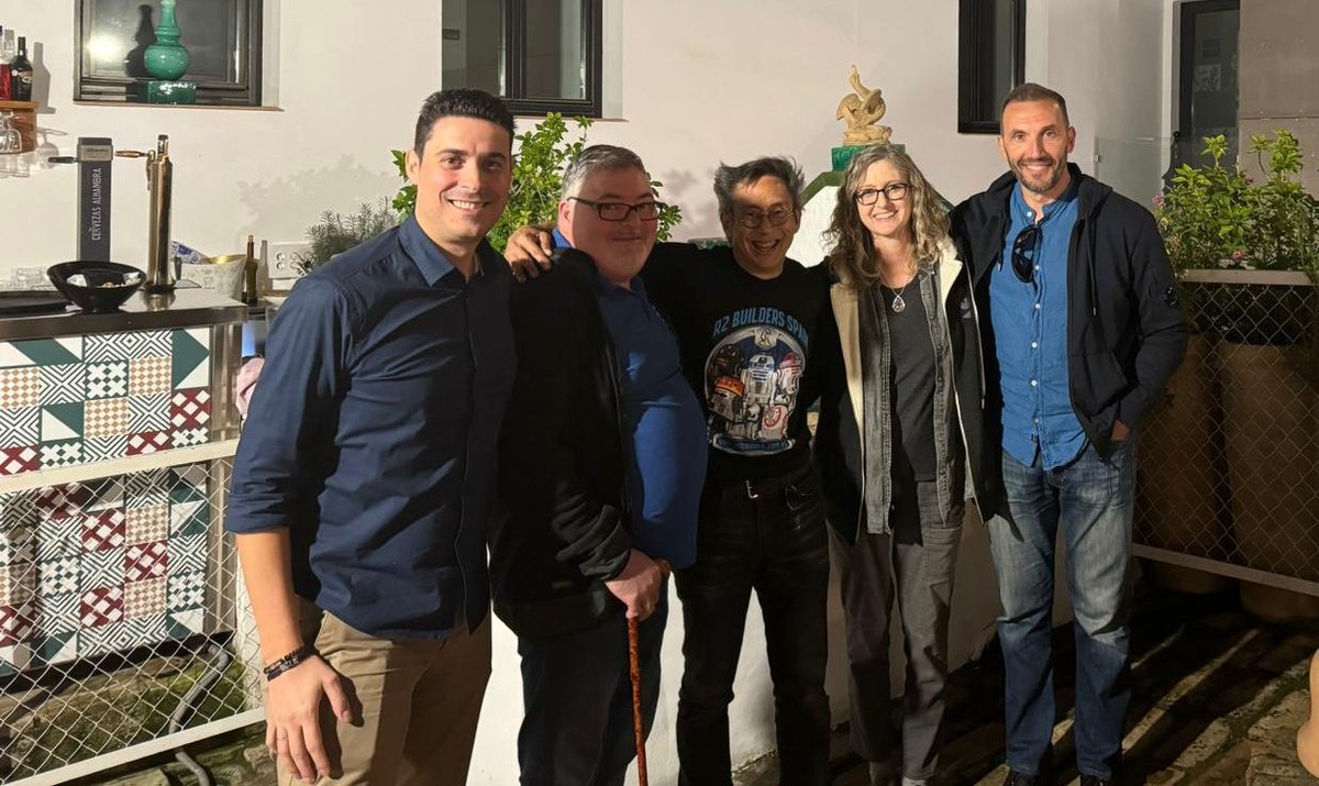 R2BuildersSpain's tweet photo. 🇪🇸La semana pasada tuvimos la gran suerte de conocer en persona al gran MIKE SENNA, que durante su visita por España tuvo a bien tener un encuentro con varios de nuestros miembros.
#mousedroidbuilders #mousedroid #r2d2buildersspain #mse6droid
#r2d2buildersclub #r2d2builders https://t.co/sNyMArPKuq