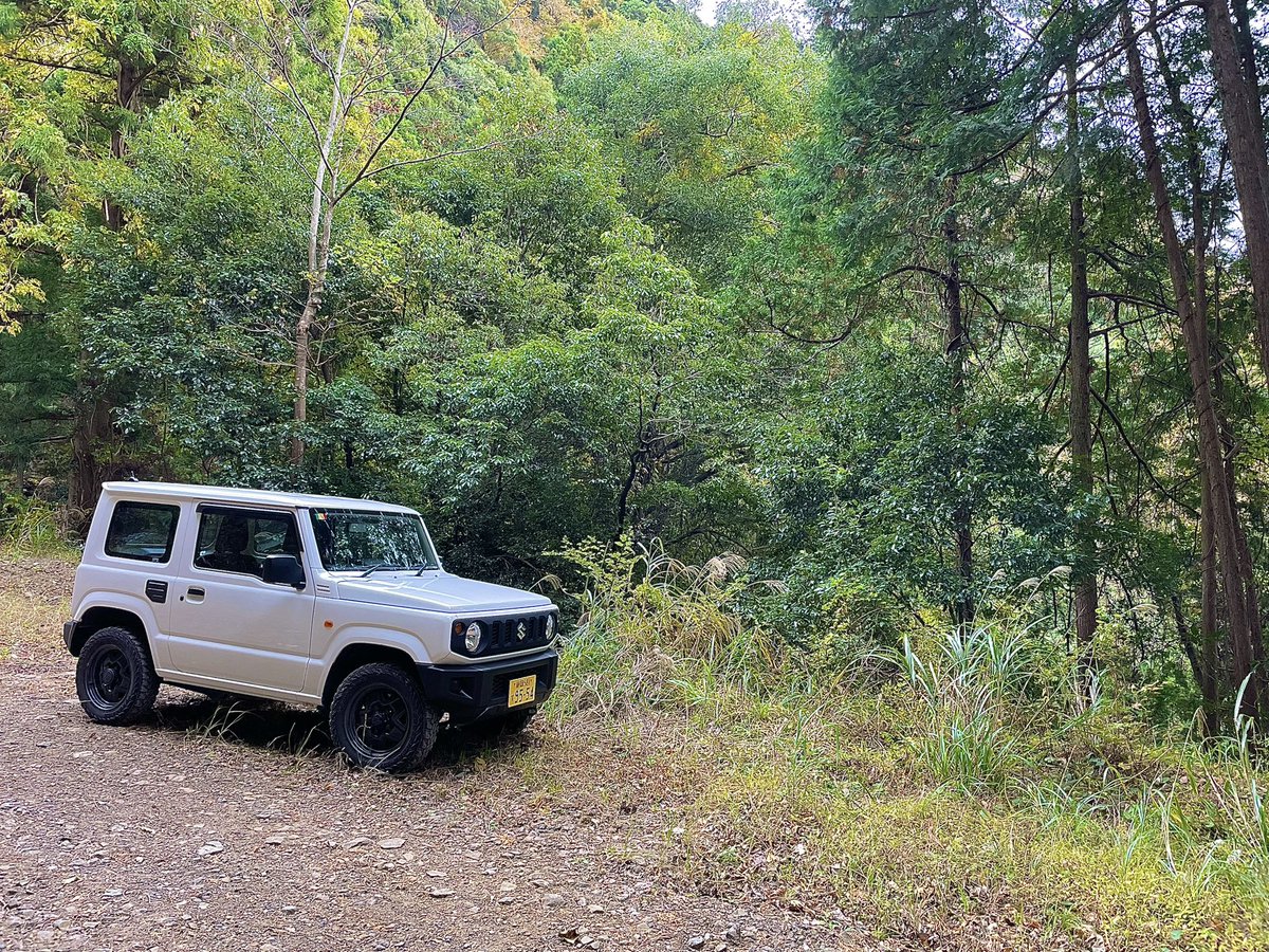 iguso's tweet photo. #JIMNY_JB64#5MT#26U

　折角のJIMNYなので、30年ぶり位に林道。清水区R52小河内「終点」からR195中河内の「起点」までの凄く短い距離のプチ林道。「小河内桑又線」
凸凹の挙動とタイヤから感じる砂利や石ころの路面感が懐かしくて嬉しい。
四駆じゃ無くても走れる位のオフロードをのんびり…で満足。 https://t.co/n31WU7KxT5