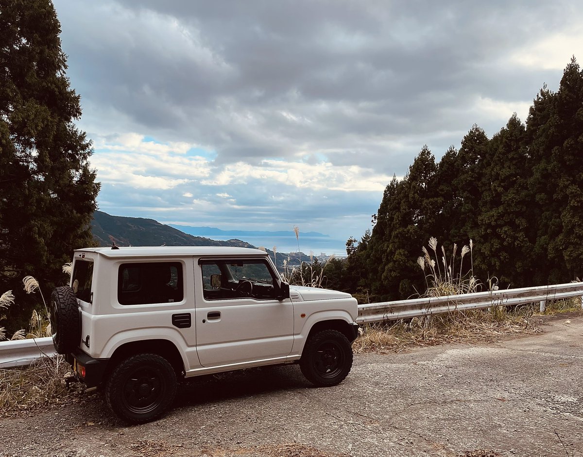 iguso's tweet photo. #JIMNY_JB64#5MT#26U

　折角のJIMNYなので、30年ぶり位に林道。清水区R52小河内「終点」からR195中河内の「起点」までの凄く短い距離のプチ林道。「小河内桑又線」
凸凹の挙動とタイヤから感じる砂利や石ころの路面感が懐かしくて嬉しい。
四駆じゃ無くても走れる位のオフロードをのんびり…で満足。 https://t.co/n31WU7KxT5
