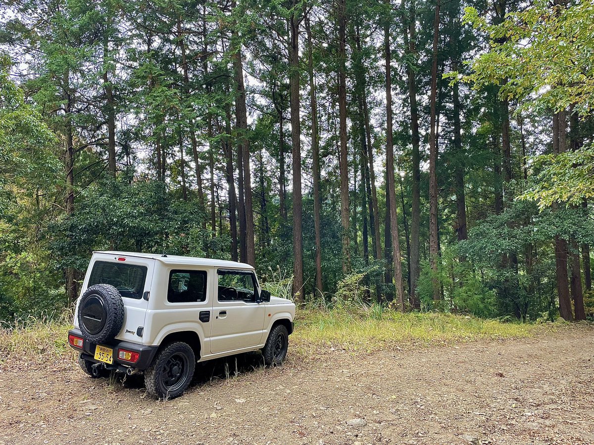 iguso's tweet photo. #JIMNY_JB64#5MT#26U

　折角のJIMNYなので、30年ぶり位に林道。清水区R52小河内「終点」からR195中河内の「起点」までの凄く短い距離のプチ林道。「小河内桑又線」
凸凹の挙動とタイヤから感じる砂利や石ころの路面感が懐かしくて嬉しい。
四駆じゃ無くても走れる位のオフロードをのんびり…で満足。 https://t.co/n31WU7KxT5