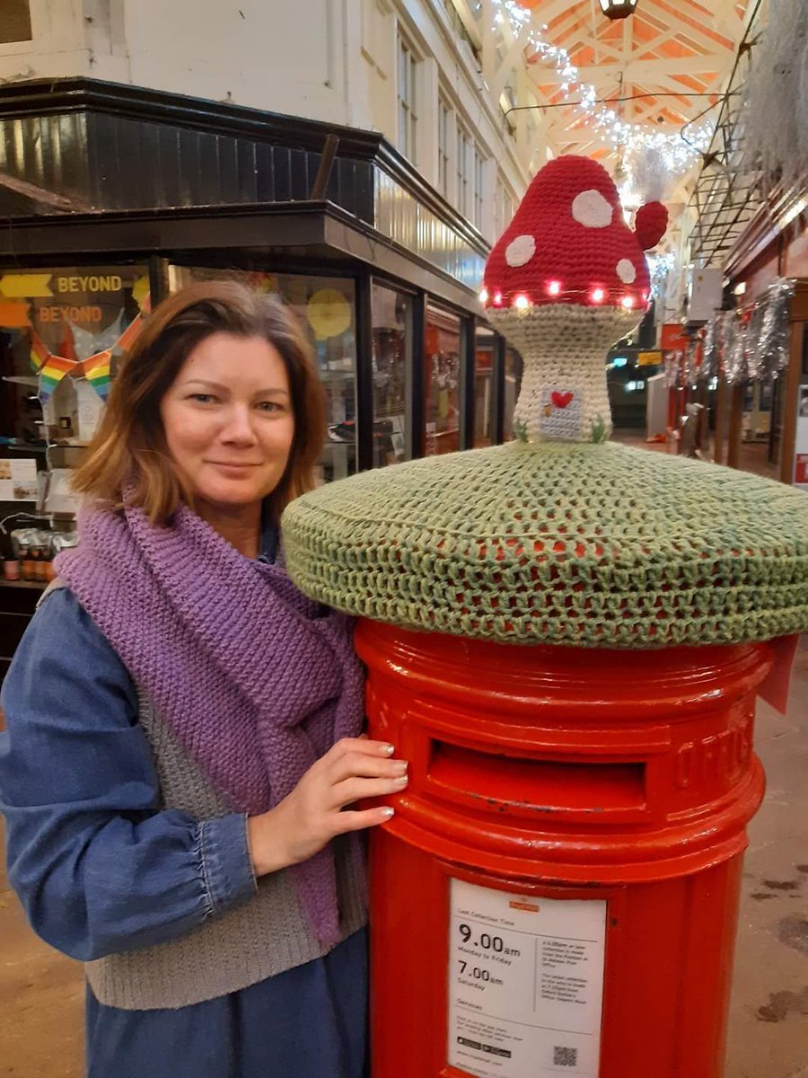 This is from The Covered Market Facebook page -
Jess, the owner of The Woolhound, has fitted a brand new winter topper for the postbox. The topper is in support of Crisis UK.  
#PostboxSaturday 📮
#kindness #oxford #loveoxford 📷credit: coveredmarketoxford